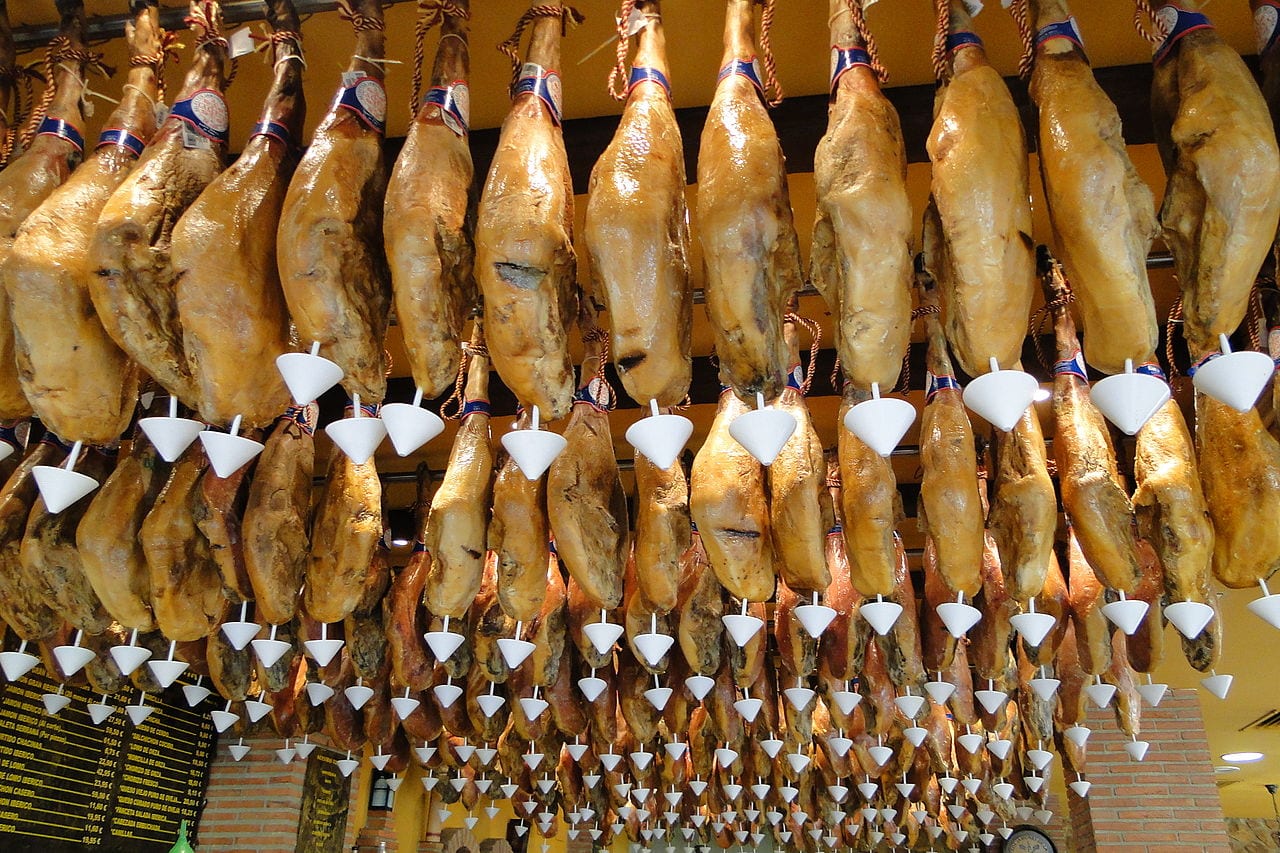 Jamón ibérico de bellota colgado